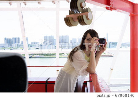 カメラ女子 若い女性 カメラ女子 若い女性 67968140