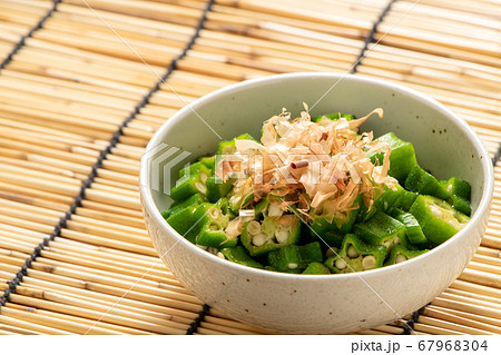 夏野菜オクラの輪切り、おかかがけ。背景すだれで夏イメージ。 67968304