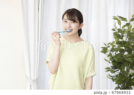 歯磨きをする女性 歯磨きをする女性 67968933