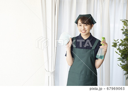 洗剤とタオルを持つハウスクリーニングの女性作業員 67969063