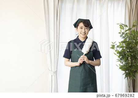 白いハンディモップを持つ家事代行の女性作業員 67969282