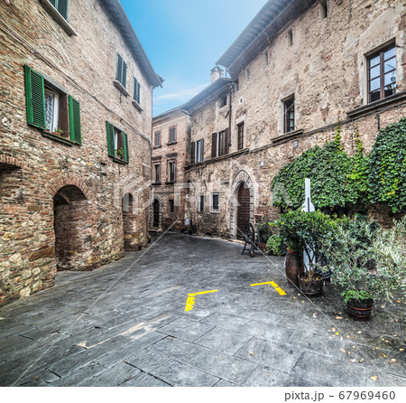 small square in Montepulciano 67969460