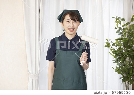 カーペットクリーナーを持つ家事代行の女性作業員 67969550