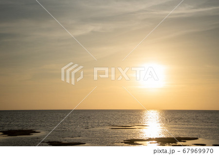 沖縄本島西海岸の夕景の写真素材 [67969970] - PIXTA