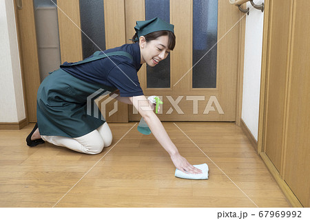 床の清掃をするハウスクリーニングの女性作業員 67969992