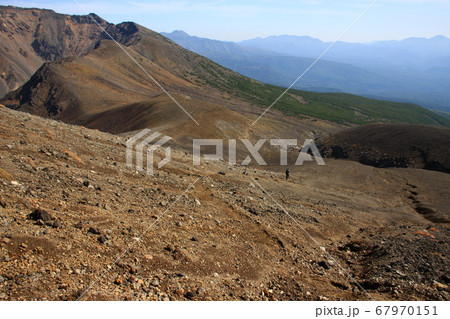 秋の十勝岳連峰美瑛岳山麓 67970151