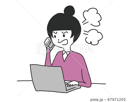 テレワークで怒るモノクロ女性 67971205