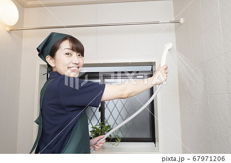 浴室の清掃をするハウスクリーニングの女性作業員 浴室の清掃をするハウスクリーニングの女性作業員 67971206