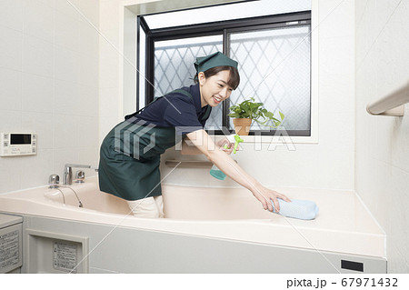 浴室の清掃をするハウスクリーニングの女性作業員 67971432