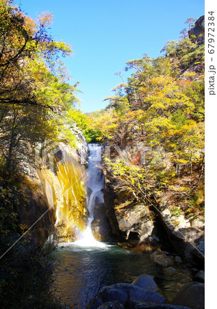 紅葉の昇仙峡 仙娥滝（山梨県甲府市） 67972384