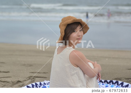 ビーチにてくつろぐかわいい女性 ビーチにてくつろぐかわいい女性 67972633
