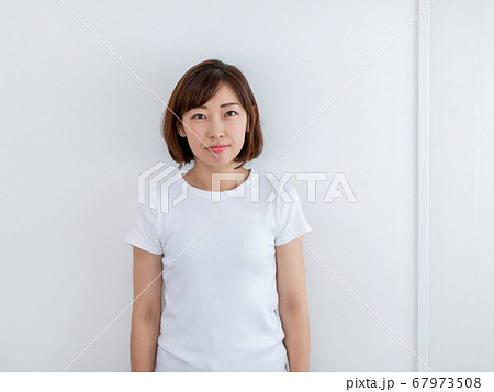 女性ポートレート　証明写真 67973508