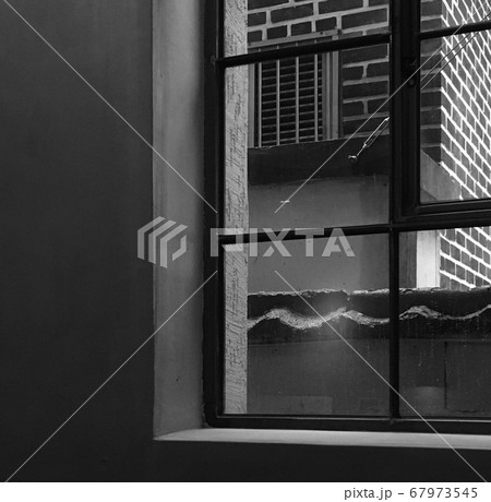 窓 モノクロ 白黒写真 67973545