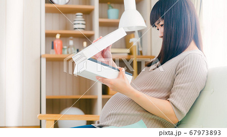 妊婦 ギフト プレゼント 困る　悩む　16:9 67973893