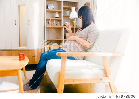 体温を計測する妊婦　 67973906