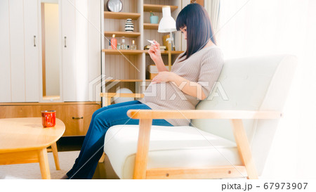 体温を計測する妊婦　16:9 67973907