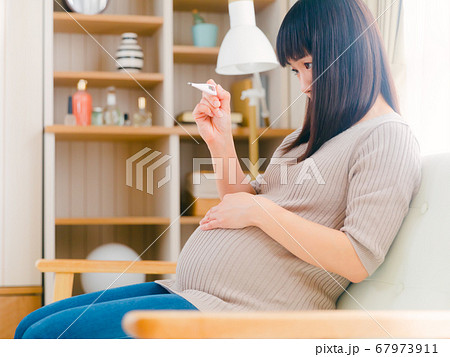 体温を計測する妊婦　4:3 67973911