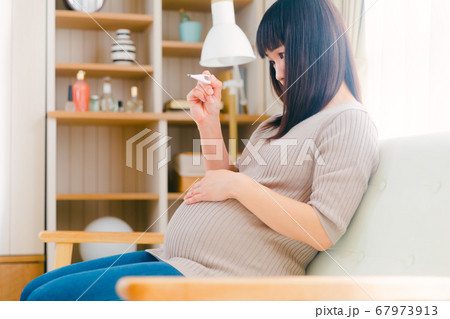 体温を計測する妊婦　 67973913