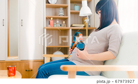 ヘッドフォンをお腹に当てる妊婦 胎教 16:9 ヘッドフォンをお腹に当てる妊婦 胎教 16:9 67973927
