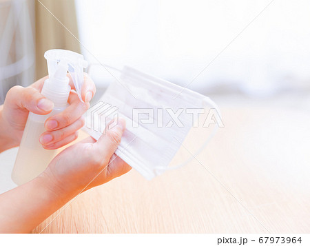 マスク用スプレーを使用する手元　コピースペース　4:3 67973964