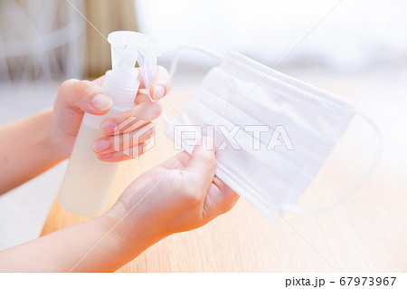 マスク用スプレーを使用する手元 マスク用スプレーを使用する手元 67973967
