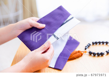 袱紗（ふくさ）　不祝儀袋　数珠　コピースペース　 67973971