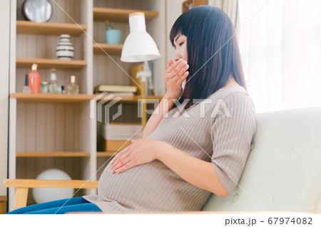 あくびする妊婦　眠気　暇　眠りつわり　 67974082