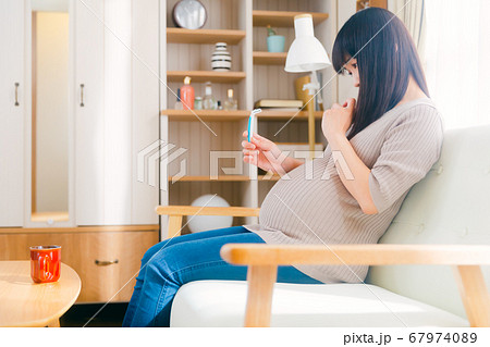 T字カミソリ 妊婦 無駄毛処理 悩む コピースペース の写真素材