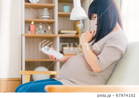 電卓で計算する妊婦 考える 体重管理 費用計算 電卓で計算する妊婦 考える 体重管理 費用計算 67974102