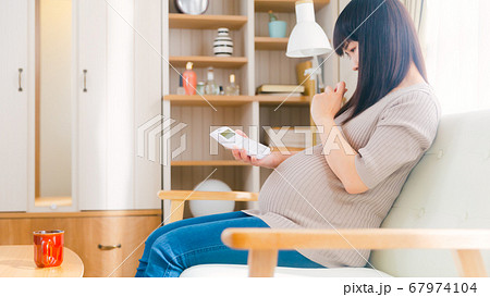 電卓で計算する妊婦 考える 体重管理 費用計算 16:9 電卓で計算する妊婦 考える 体重管理 費用計算 16:9 67974104