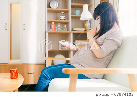 電卓で計算する妊婦 考える 体重管理 費用計算 電卓で計算する妊婦 考える 体重管理 費用計算 67974105