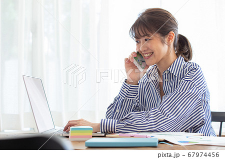 リモートワーク中の女性 67974456
