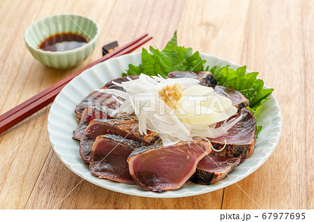 皿に並べたカツオのたたき 皿に並べたカツオのたたき 67977695