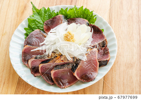 皿に並べたカツオのたたき 67977699