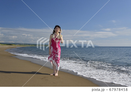夏の北海道江差町の海岸でピンクのフラの衣装で女性のポートレートを撮影 夏の北海道江差町の海岸でピンクのフラの衣装で女性のポートレートを撮影 67978458