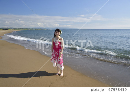 夏の北海道江差町の海岸でピンクのフラの衣装で女性のポートレートを撮影 67978459