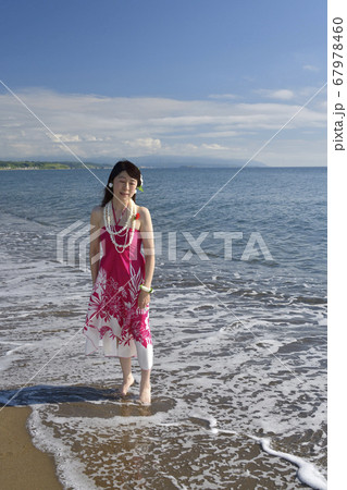 夏の北海道江差町の海岸でピンクのフラの衣装で女性のポートレートを撮影 夏の北海道江差町の海岸でピンクのフラの衣装で女性のポートレートを撮影 67978460
