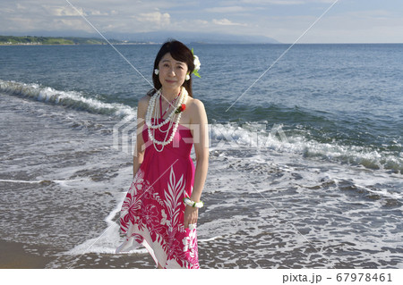 夏の北海道江差町の海岸でピンクのフラの衣装で女性のポートレートを撮影 夏の北海道江差町の海岸でピンクのフラの衣装で女性のポートレートを撮影 67978461