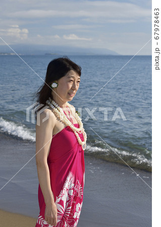 夏の北海道江差町の海岸でピンクのフラの衣装で女性のポートレートを撮影 夏の北海道江差町の海岸でピンクのフラの衣装で女性のポートレートを撮影 67978463