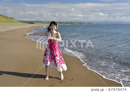 夏の北海道江差町の海岸でピンクのフラの衣装で女性のポートレートを撮影 夏の北海道江差町の海岸でピンクのフラの衣装で女性のポートレートを撮影 67978474