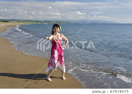 夏の北海道江差町の海岸でピンクのフラの衣装で女性のポートレートを撮影 夏の北海道江差町の海岸でピンクのフラの衣装で女性のポートレートを撮影 67978475