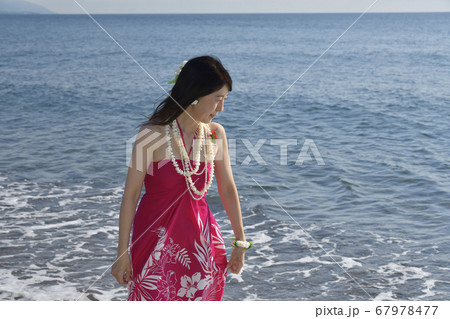 夏の北海道江差町の海岸でピンクのフラの衣装で女性のポートレートを撮影 夏の北海道江差町の海岸でピンクのフラの衣装で女性のポートレートを撮影 67978477