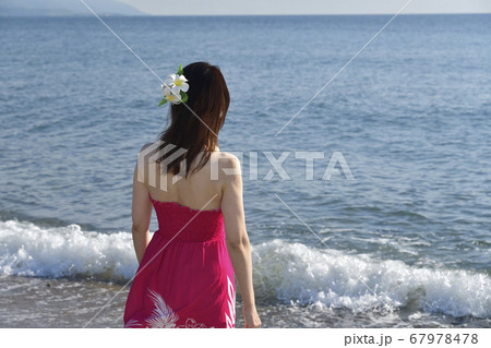 夏の北海道江差町の海岸でピンクのフラの衣装で女性のポートレートを撮影 夏の北海道江差町の海岸でピンクのフラの衣装で女性のポートレートを撮影 67978478