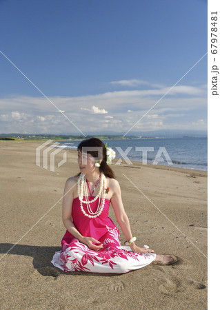 夏の北海道江差町の海岸でピンクのフラの衣装で女性のポートレートを撮影 67978481