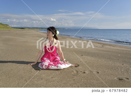 夏の北海道江差町の海岸でピンクのフラの衣装で女性のポートレートを撮影 夏の北海道江差町の海岸でピンクのフラの衣装で女性のポートレートを撮影 67978482