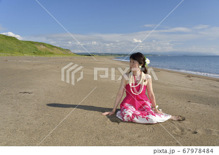 夏の北海道江差町の海岸でピンクのフラの衣装で女性のポートレートを撮影 夏の北海道江差町の海岸でピンクのフラの衣装で女性のポートレートを撮影 67978484