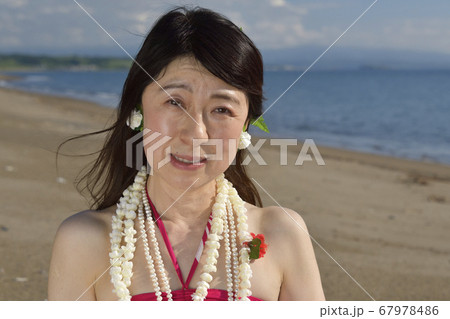 夏の北海道江差町の海岸でピンクのフラの衣装で女性のポートレートを撮影 夏の北海道江差町の海岸でピンクのフラの衣装で女性のポートレートを撮影 67978486