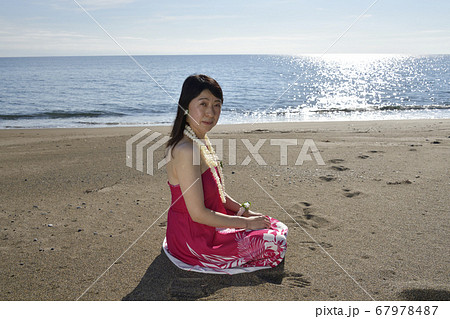 夏の北海道江差町の海岸でピンクのフラの衣装で女性のポートレートを撮影 夏の北海道江差町の海岸でピンクのフラの衣装で女性のポートレートを撮影 67978487