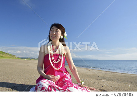 夏の北海道江差町の海岸でピンクのフラの衣装で女性のポートレートを撮影 夏の北海道江差町の海岸でピンクのフラの衣装で女性のポートレートを撮影 67978488