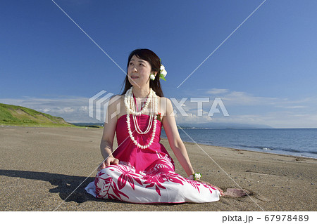 夏の北海道江差町の海岸でピンクのフラの衣装で女性のポートレートを撮影 夏の北海道江差町の海岸でピンクのフラの衣装で女性のポートレートを撮影 67978489